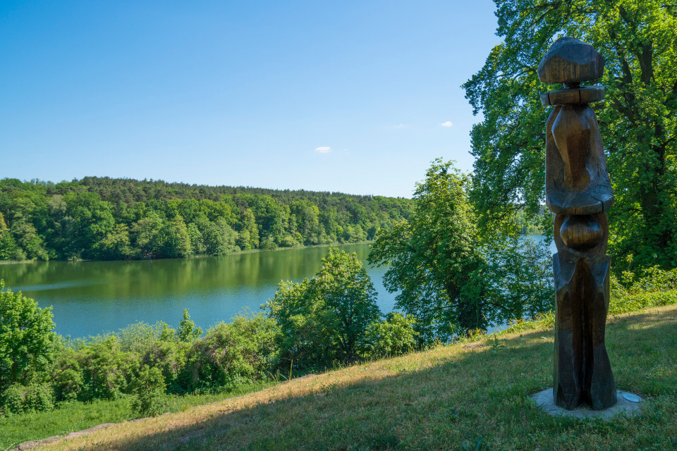 Holzfigur am See / Restaurant Seeblick Trebus