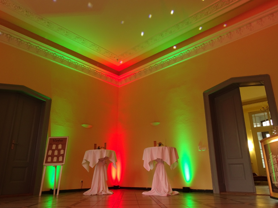 Ambiente und Uplighting im Schloss Kröchlendorf bei einer Hochzeit