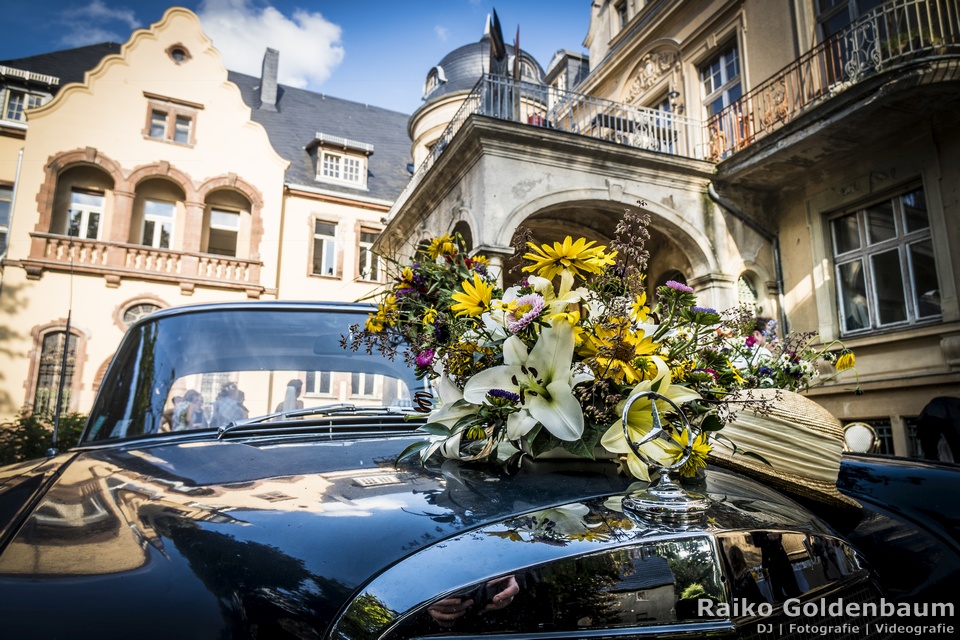 Schloss Beesenstedt Hochzeit Mercedes 230S mit Blumen